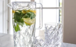 Koziol Crystal Kanne 1,6 Liter Inkl. Deckel Und 4 Becher